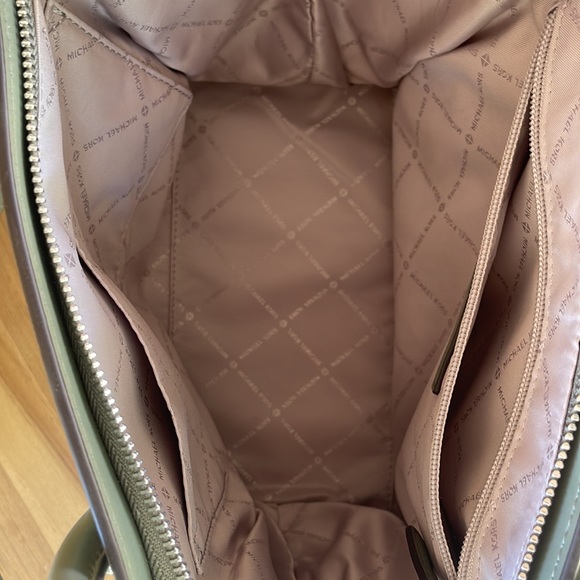 Michael Kors purse - Picture 4 of 4